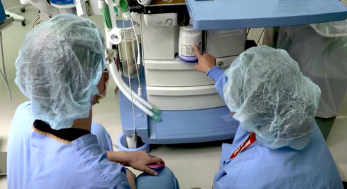 Smitha Warrier, MD, and Alexis Pearl Lee in the OR